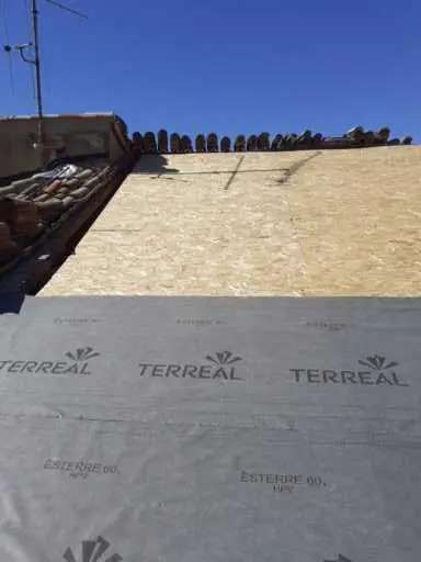 Panneaux de bois et écran de sous-toiture posés lors d’une rénovation de couverture.