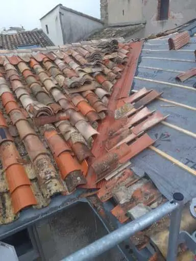 Tuiles canal, écran de sous-toiture et liteaux neufs pendant une rénovation de couverture.