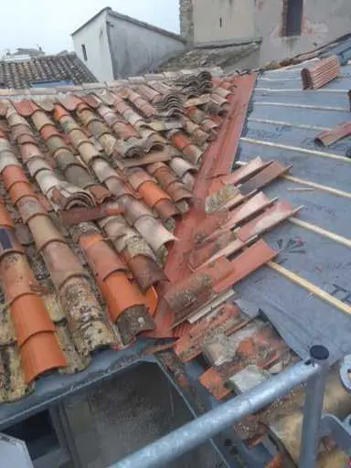 Tuiles canal, écran de sous-toiture et liteaux neufs pendant une rénovation de couverture.